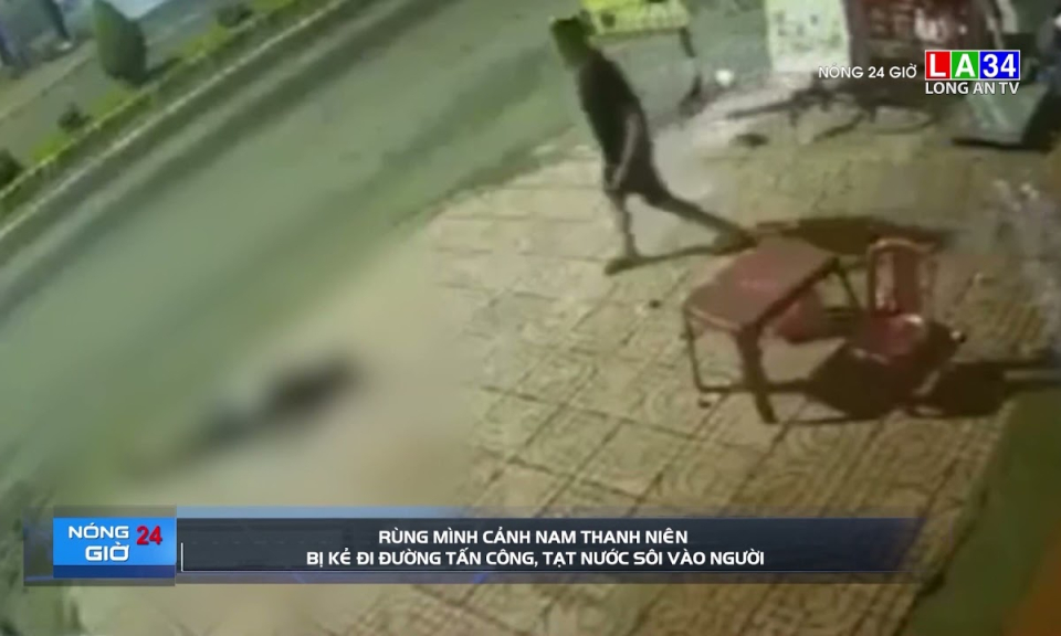 Rùng mình cảnh nam thanh niên bị kẻ đi đường tấn công, tạt nước sôi vào người