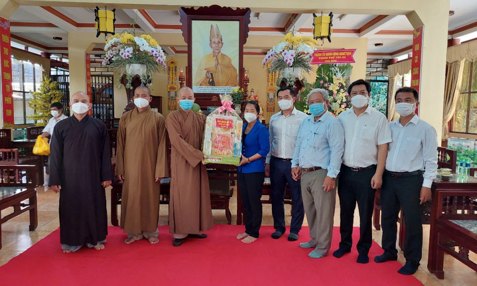 TP Tân An: Thăm, chúc mừng nhân Đại lễ kỷ niệm 40 năm ngày thành lập Giáo hội Phật giáo Việt Nam