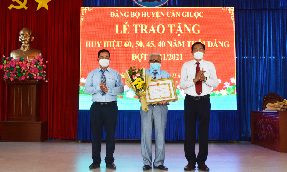 Cần Giuộc: Trao Huy hiệu Đảng cho các đảng viên cao niên