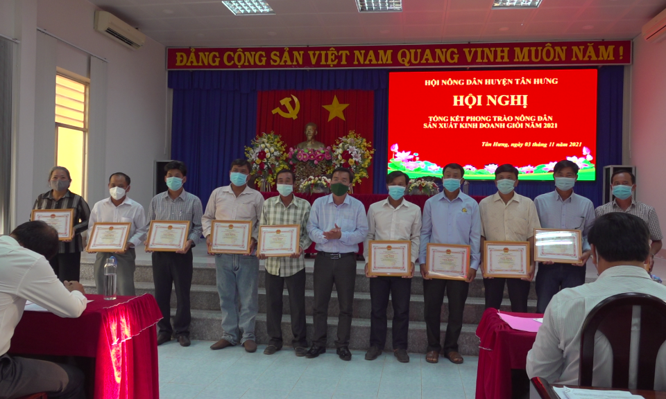 Tân Hưng: 9 tập thể và 30 cá nhân được khen thưởng trong phong trào nông dân sản xuất kinh doanh giỏi