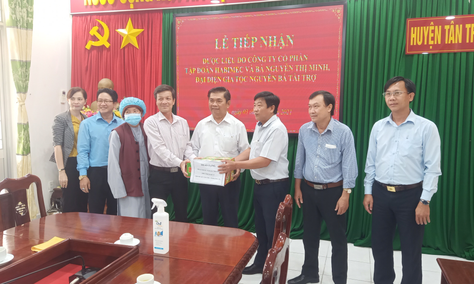 Tân Trụ: Tiếp nhận 200 lọ thuốc đông y điều trị COVID- 19