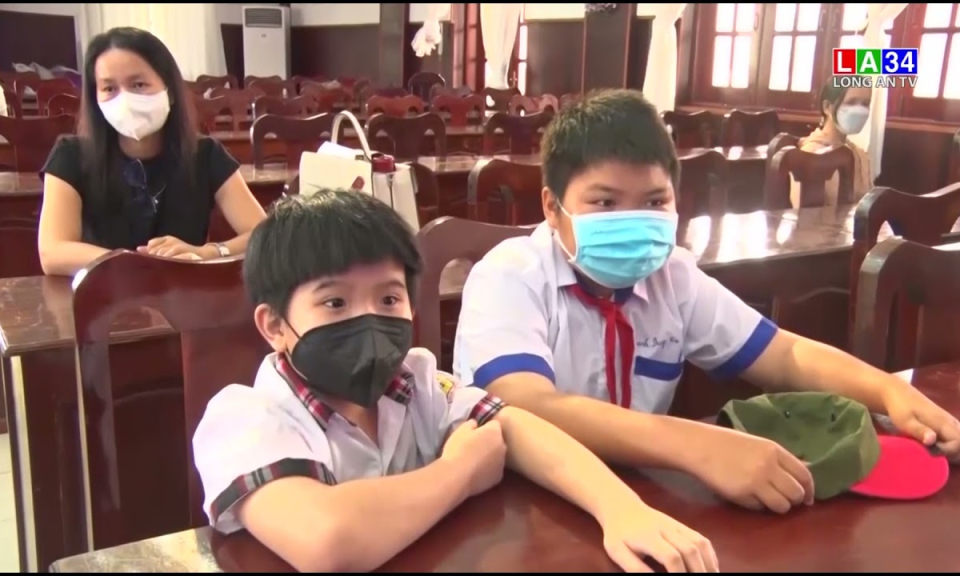 Đức Hòa tiếp nhận và trao tặng 874 máy tính bảng cho học sinh có hoàn cảnh khó khăn