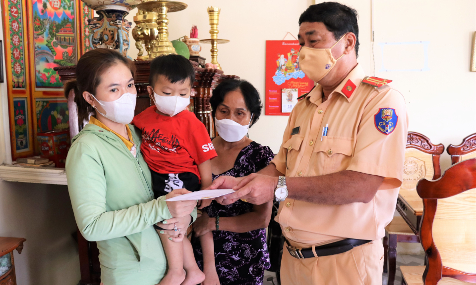 Ban an toàn giao thông huyện Cần Đước thăm gia đình có nạn nhân tử vong vì tai nạn giao thông