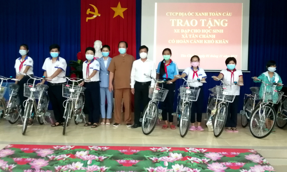 Cần Đước: Trao tặng xe đạp cho học sinh khó khăn