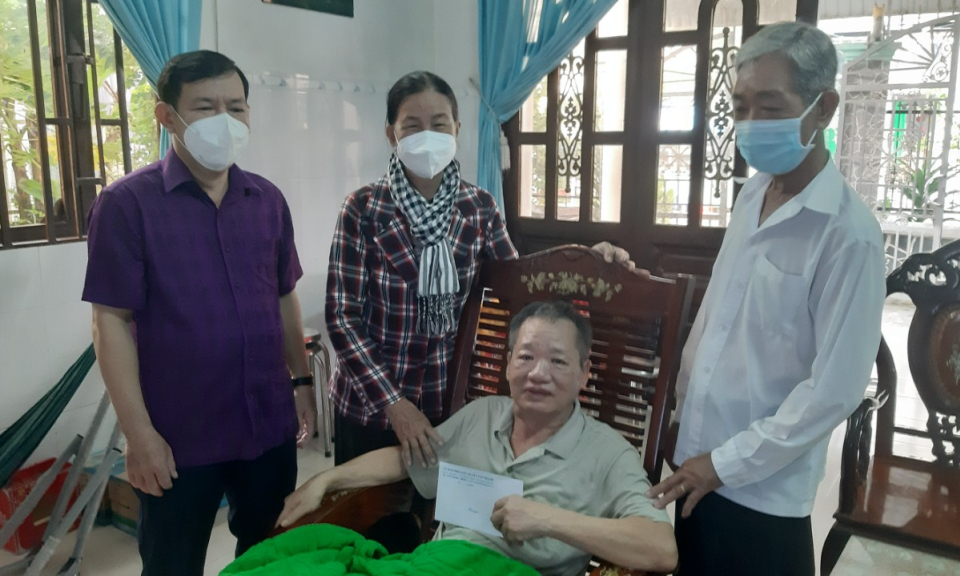 Lãnh đạo huyện Tân Thạnh thăm, tặng quà người cao tuổi