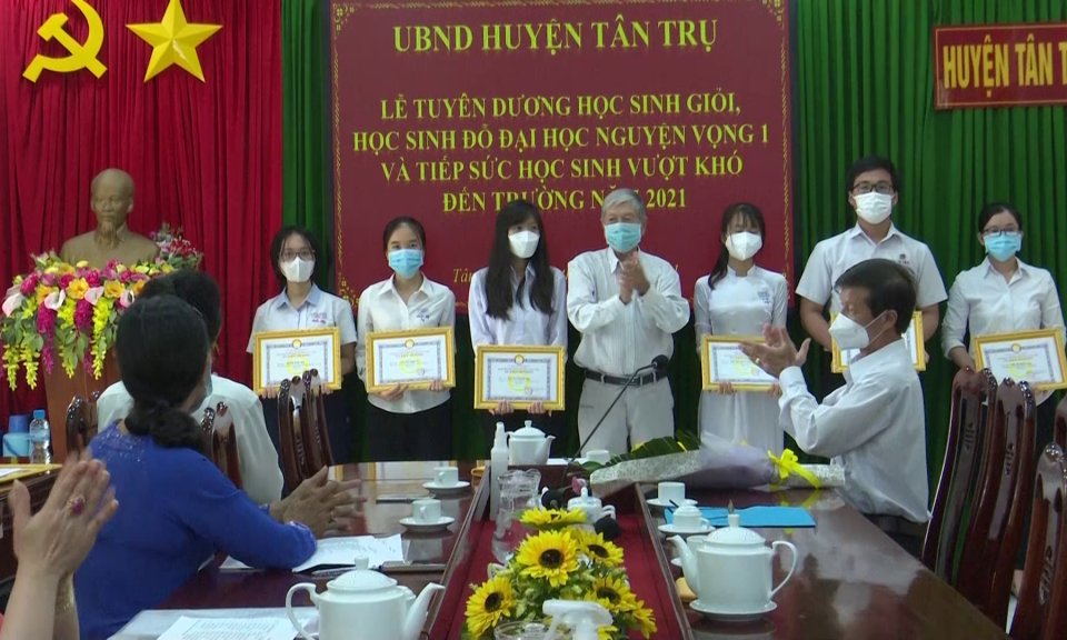 Tân Trụ : Tuyên dương học sinh đỗ Đại học và tiếp sức học sinh vượt khó đến trường