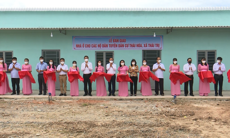 Vĩnh Hưng: bàn giao 30 căn nhà cho hộ khó khăn