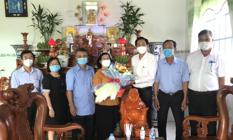 Lãnh đạo huyện Cần Giuộc thăm và chúc mừng thầy cô giáo