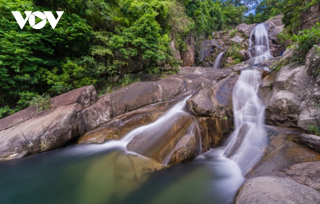 Giữa lòng rừng già xanh ngát, thác nước trắng xoá đổ xuống từ độ cao 100 m tựa như khói toả, đúng như cái tên người địa phương vẫn quen gọi - “vằn” nghĩa là “khói”. Mùa mưa, thác mạnh mẽ ào ạt. Mùa khô, thác hiền hoà êm ái như dải lụa vắt qua những ghềnh đá.