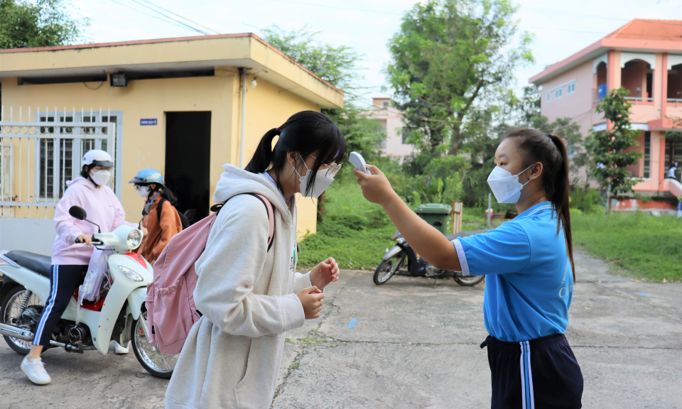 Cần Đước: giáo viên và học sinh vui mừng trở lại trường