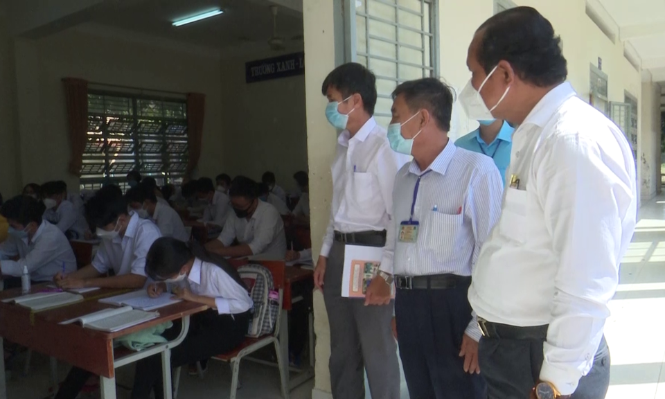 Tân Trụ: Bí Thư huyện ủy kiểm tra phòng chống dịch trong dạy và học trực tiếp tại các Trường THPT