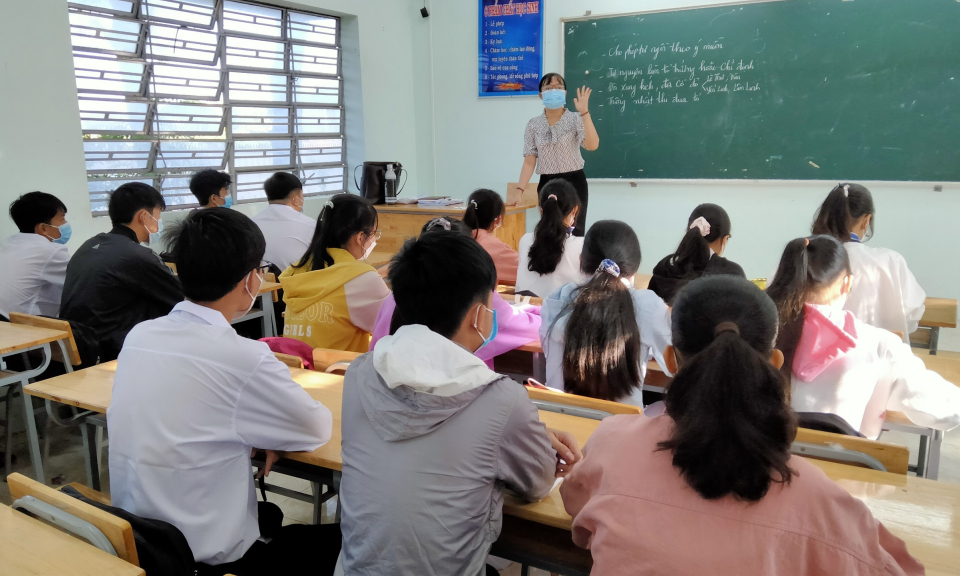 Tân Hưng: Học sinh THPT ngày đầu tiên trở lại trường học trực