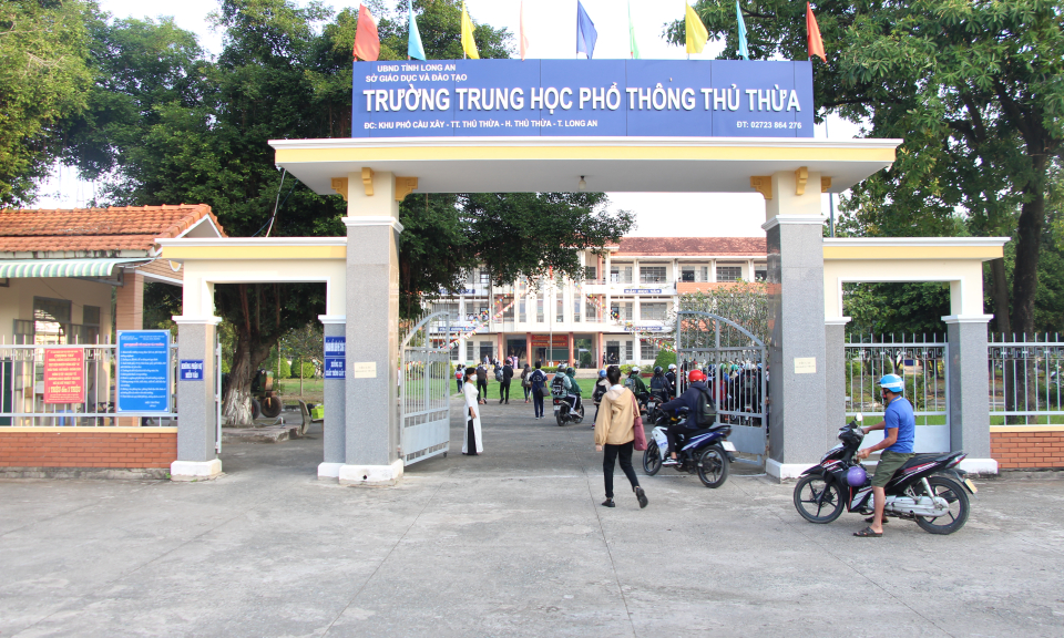 Học sinh THPT Thủ Thừa trở lại trường