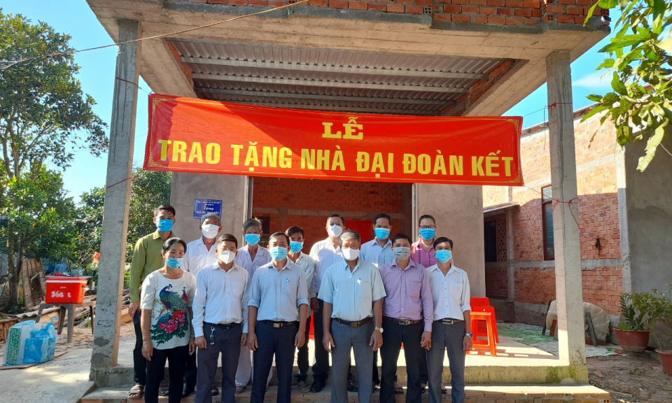 Tân Thạnh: Trao tặng nhà 5 căn Đại đoàn kết cho hộ nghèo