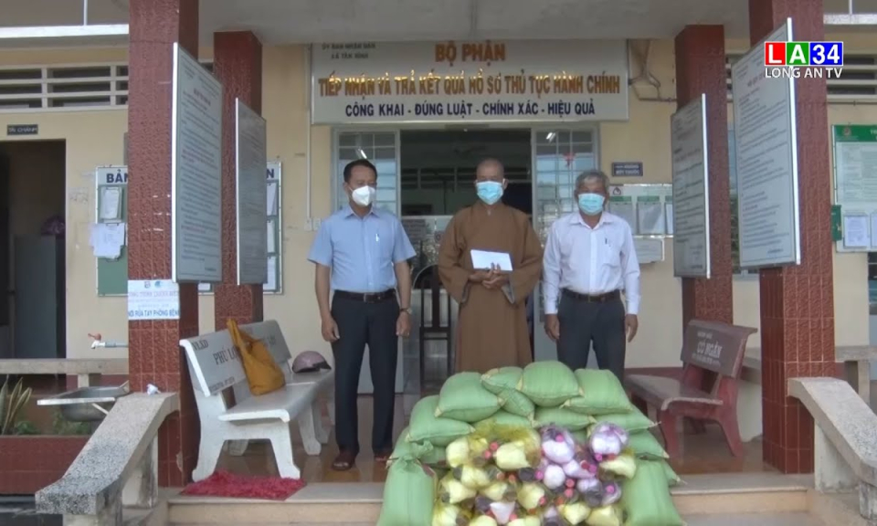 Tặng quà cho bệnh nhân Covid-19 và ngươi dân có hoàn cảnh khó khăn