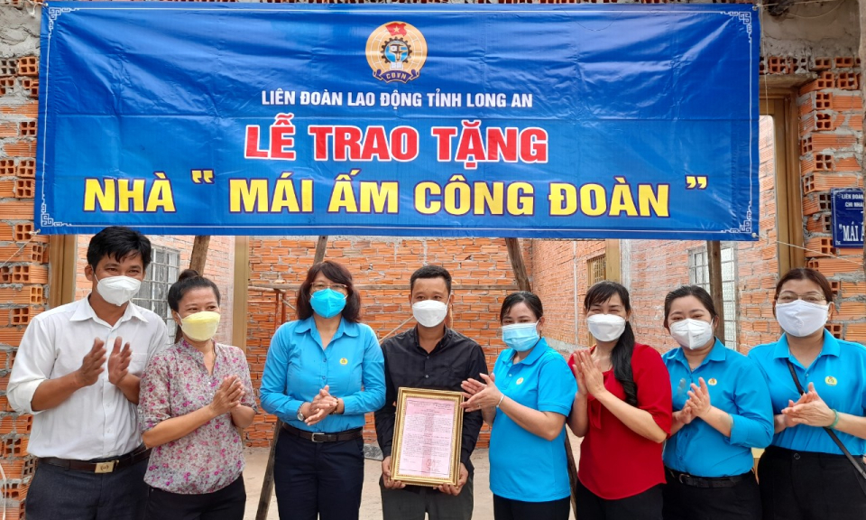 LĐLĐ tỉnh trao “Mái ấm Công đoàn” tại Tân Thạnh