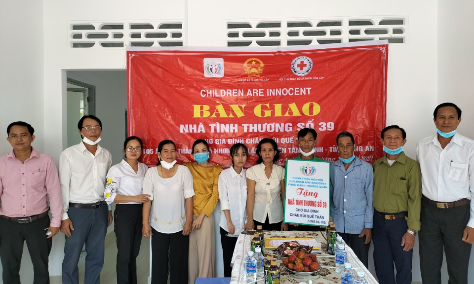 Tân Thạnh trao nhà tình thương cho sinh viên khó khăn