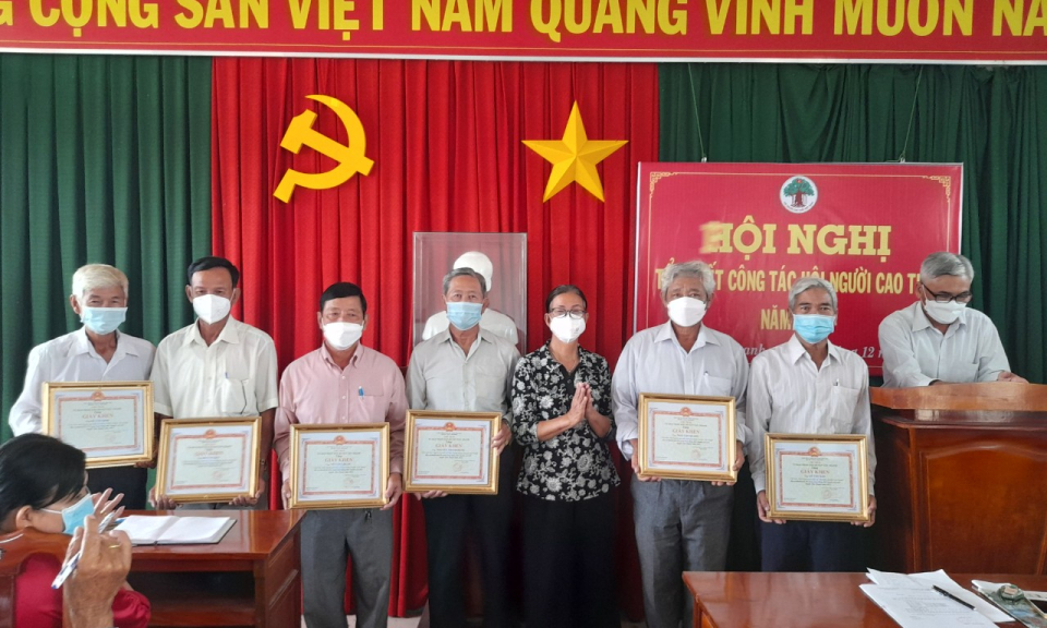 Ban đại diện Hội Người cao tuổi Tân Thạnh tổng kết năm 2021