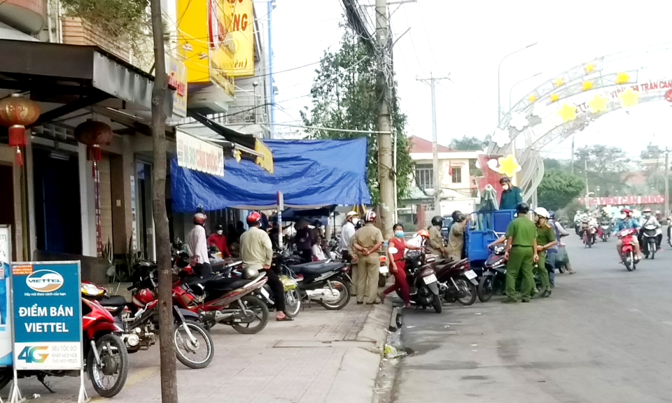 Cần Đước làm sạch hành lang an toàn giao thông