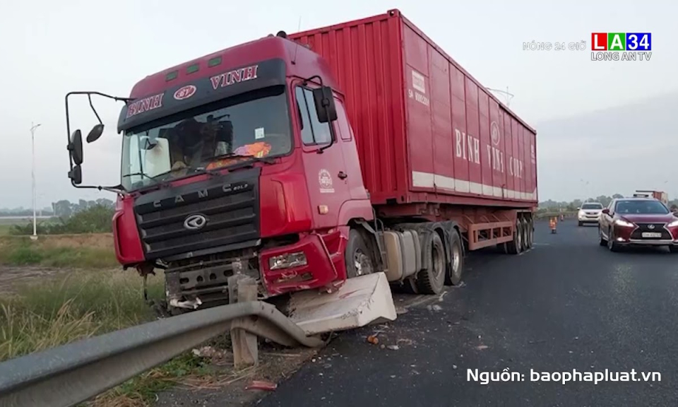 Xe đầu kéo &#8220;đại náo&#8221; trên cao tốc TP.Hồ Chí Minh &#8211; Trung Lương