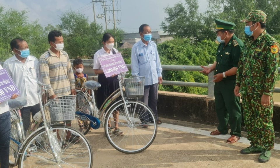 Đồn biên phòng Sông Trăng trao học bổng, xe đạp cho học sinh nghèo Campuchia