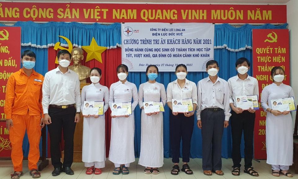 Điện lực Đức Huệ trao 45 phần quà cho học sinh có hoàn cảnh khó khăn