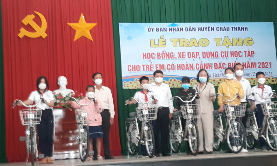 Huyện Châu Thành trao học bổng ,tặng xe đạp và dụng cụ học tập cho học sinh nghèo