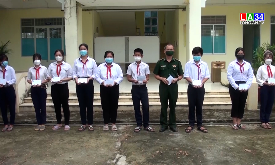 Trao tặng học bổng cho học sinh có hoàn cảnh khó khăn
