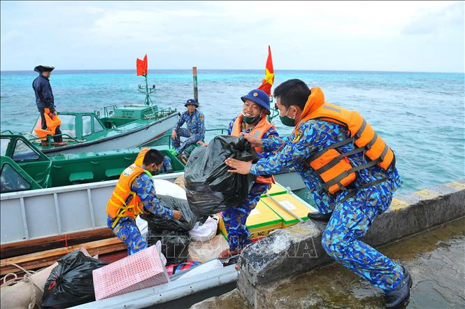 Cán bộ, chiến sĩ đảo Tốc Tan B tiếp nhận quà Tết. 