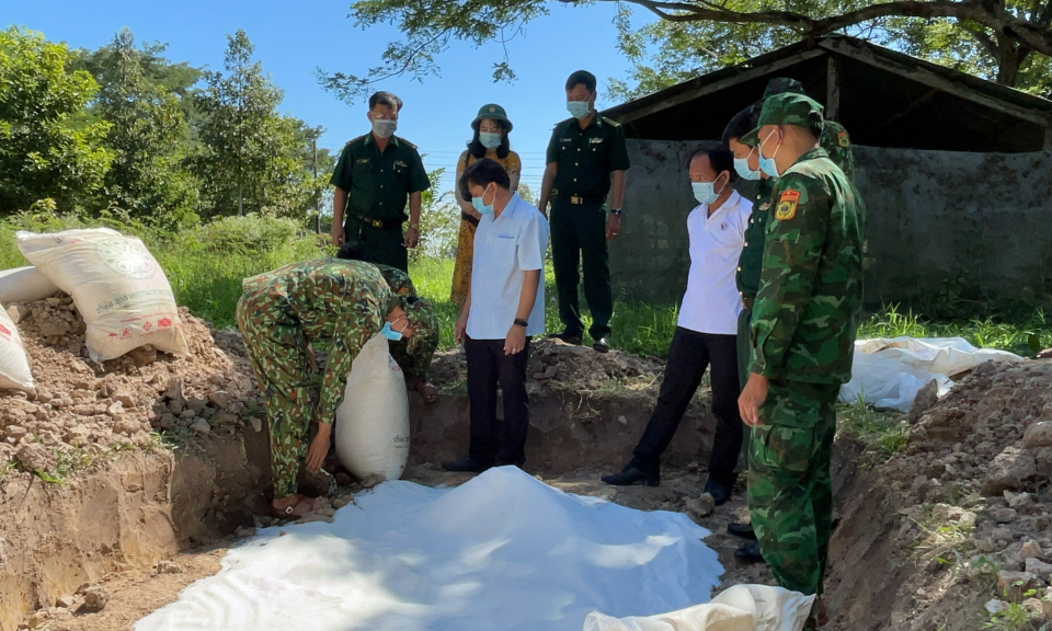 Đồn biên phòng Sông Trăng tiêu hủy 5 tấn đường cát nhập lậu