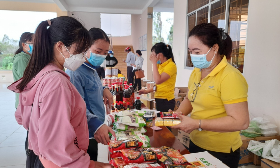 Tân Thạnh: Chương trình phúc lợi cho công đoàn viên và người lao động