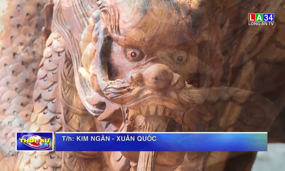 Chàng trai trẻ đam mê nghệ thuật điêu khắc gỗ