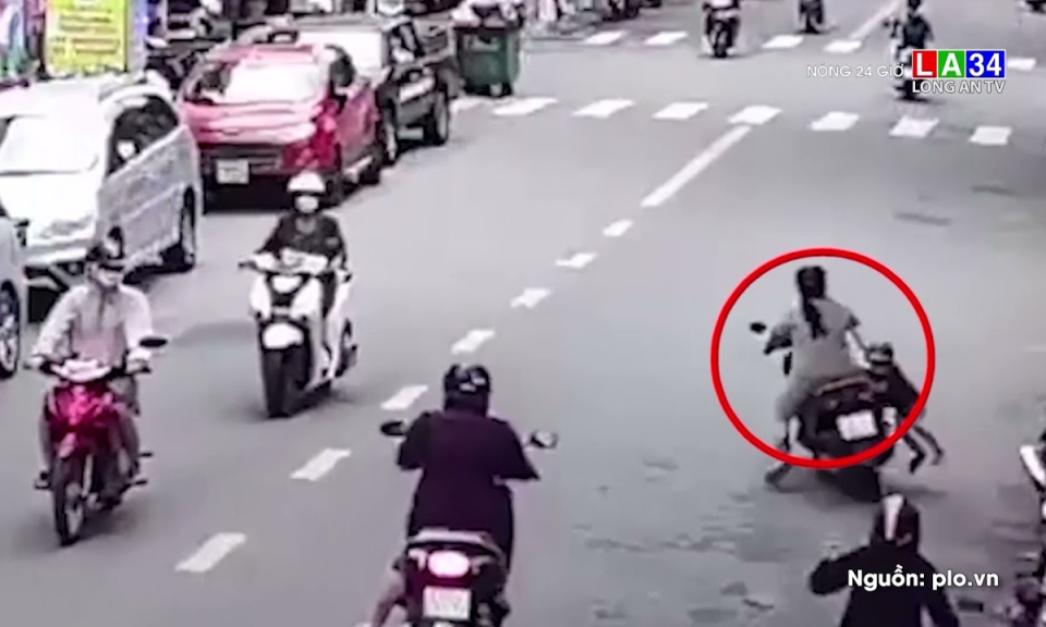 Tai nạn kinh hoàng vì bé trai vặn tay ga xe máy