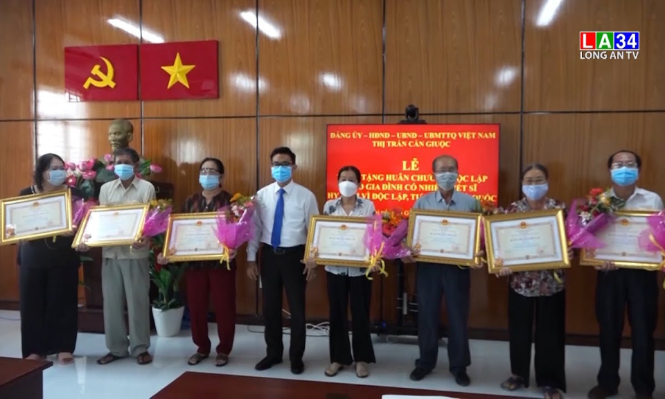 Trao Huân chương Độc lập cho gia đình chính sách