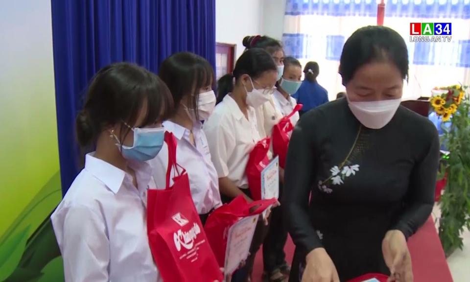 Học bổng “Vì tương lai Việt Nam” &#8211; Hành trình tiếp sức đến trường