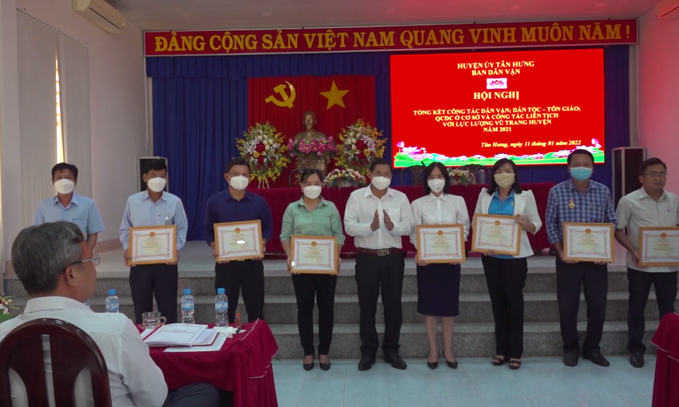 Tân Hưng có 2 cá nhân được tặng kỷ niệm chương vì sự nghiệp dân vận năm 2021