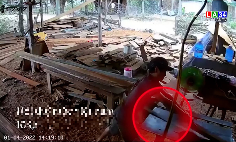 Thợ mộc gặp tai nạn lao động khi sử dụng cưa bất cẩn