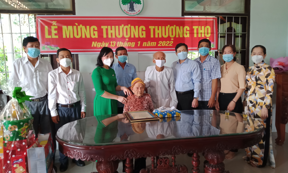 Phó Chủ tịch HĐND tỉnh mừng thượng thượng thọ cụ bà 100 tuổi tại huyện Thạnh Hóa.