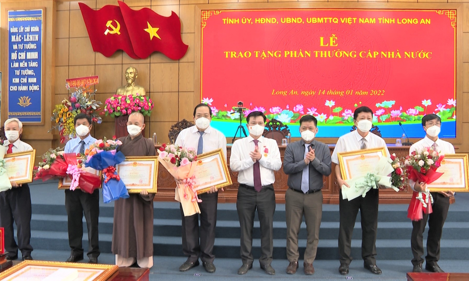 Lễ trao tặng phần thưởng cấp Nhà nước