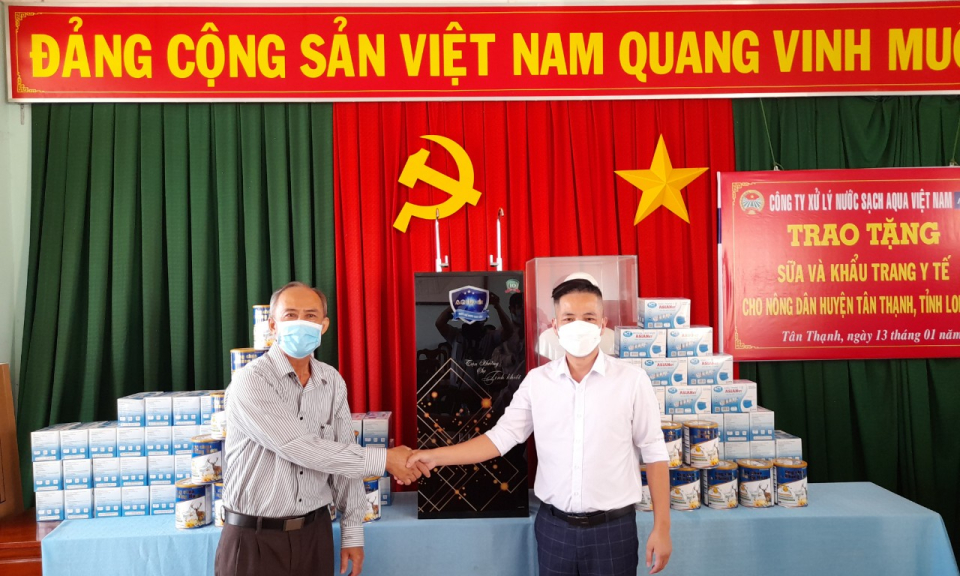 Tân Thạnh: Công ty Aqua Việt Nam trao tặng gói an sinh xã hội hỗ trợ Hội Nông dân