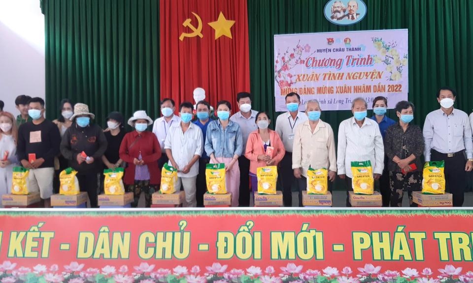 Huyện Đoàn Châu Thành trao 100 phần quà tết cho hộ chính sách