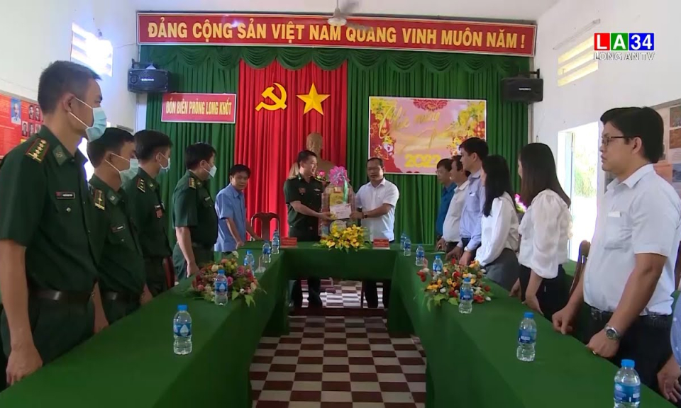 Tân Trụ thăm, tặng quà các huyện biên giới