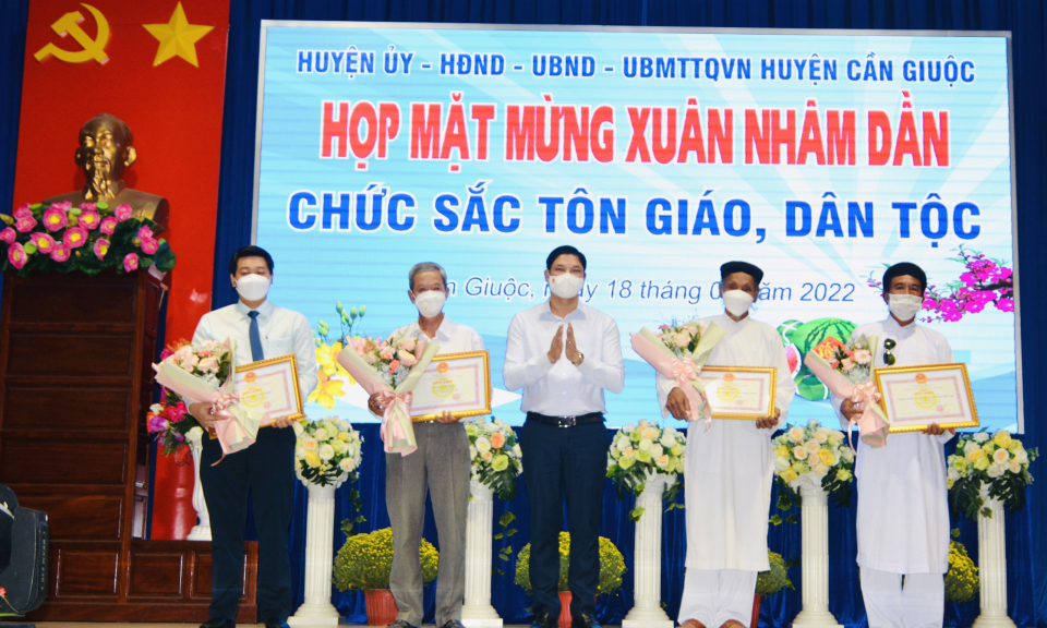 Cần Giuộc họp mặt mừng Xuân Nhâm Dần chức sắc tôn giáo, dân tộc