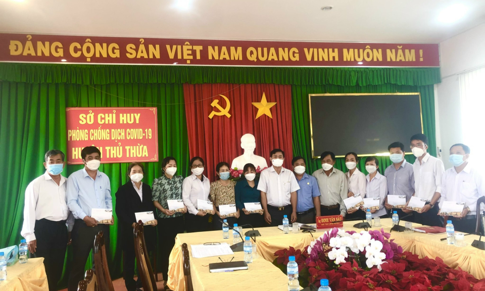 Thủ Thừa lãnh đạo huyện tặng quà chúc Tết lực lượng y tế