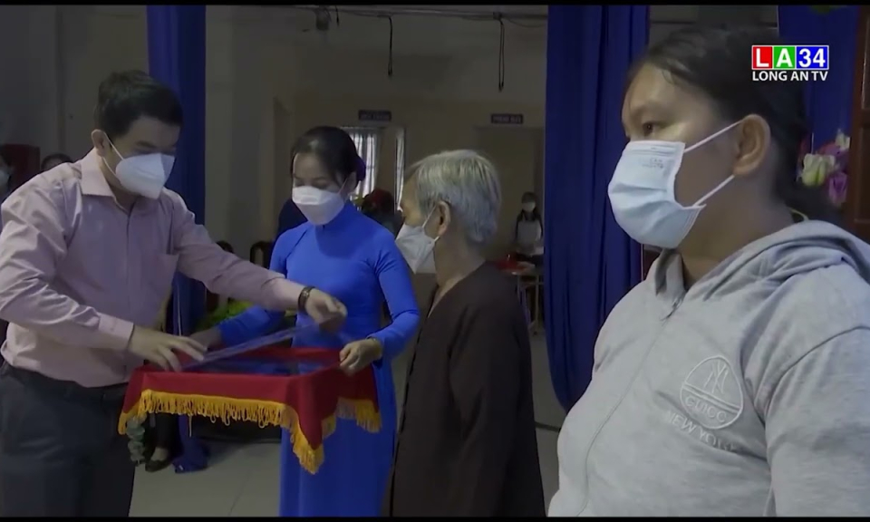 Trao tặng nhà và quà cho gia đình chính sách