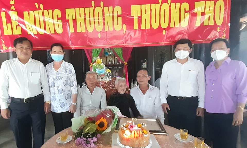 Huyện Châu Thành chúc mừng thượng thượng thọ các cụ tròn 100 tuổi.