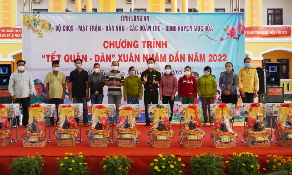 Bộ CHQS tỉnh tổ chức “Tết Quân – Dân” Xuân Nhâm Dần năm 2022 tại huyện Mộc Hóa