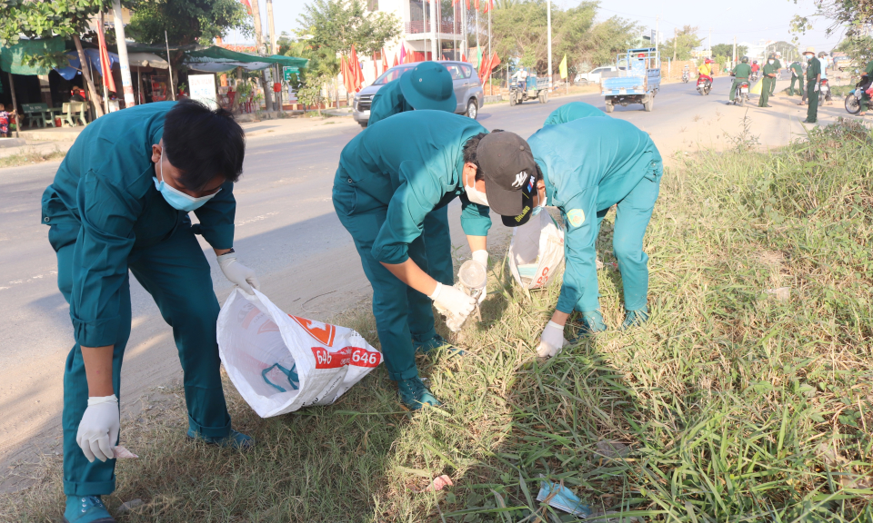 Cần Đước ra quân tổng vệ sinh môi trường chào mừng năm mới