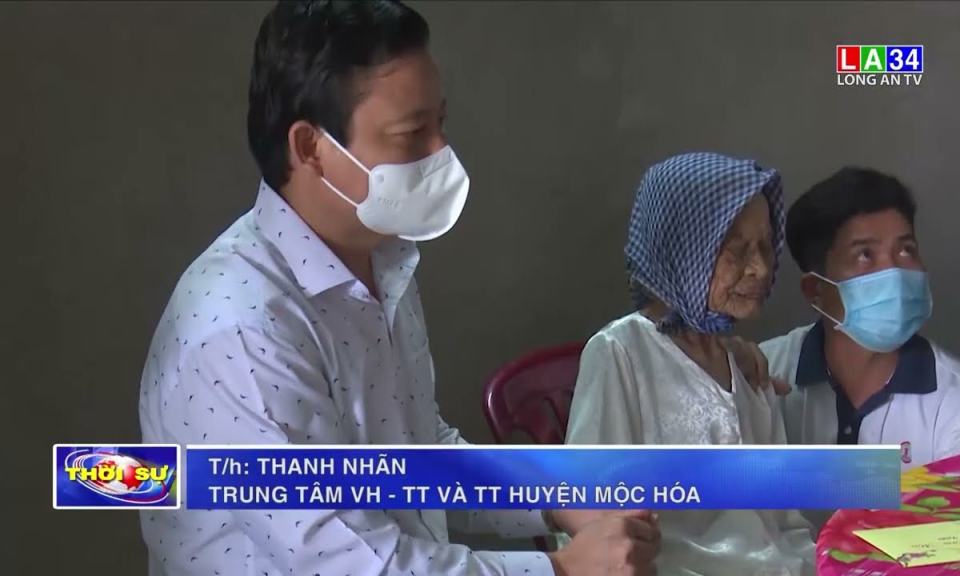 Phó Chủ tịch UBND tỉnh Phạm Tấn Hòa tặng quà tại huyện Mộc Hóa