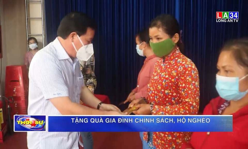 Tặng quà cho gia đình chính sách, hộ nghèo